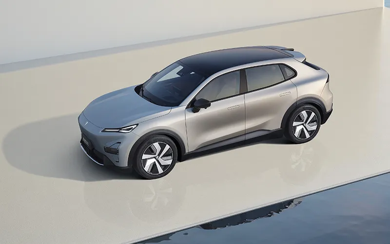 Changan Deepal S05 cinzento star, posicionado numa plataforma moderna