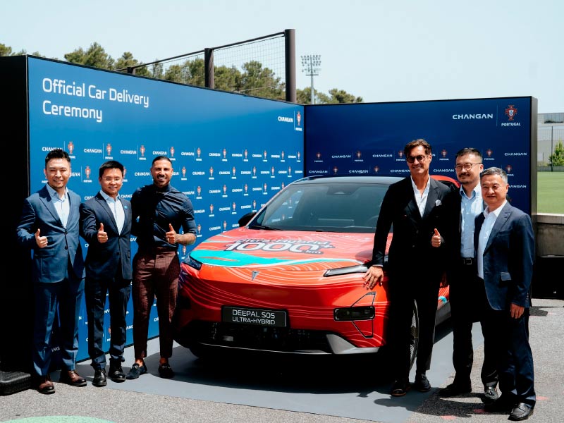 Cerimónia de entrega do SUV Changan Deepal S05 Ultra-Hybrid vermelho com executivos e o ex-futebolista Ricardo Quaresma junto ao painel oficial da marca