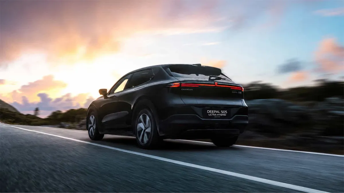 Changan Deepal S05 Ultra-Hybrid preto em movimento numa estrada ao pôr do sol, com faróis traseiros LED acesos