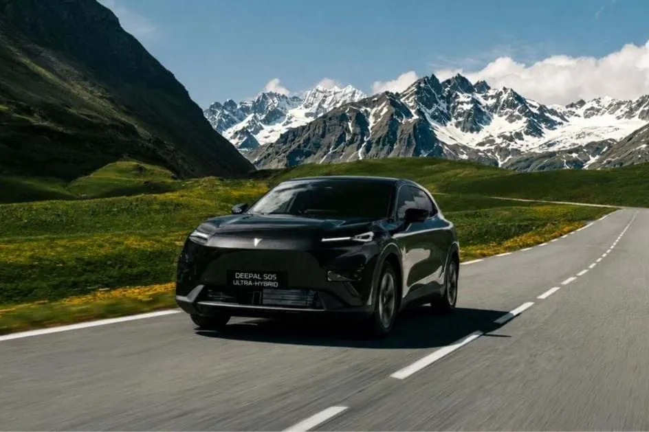 Changan Deepal S05 Ultra-Hybrid preto em movimento numa estrada de montanha com picos nevados ao fundo