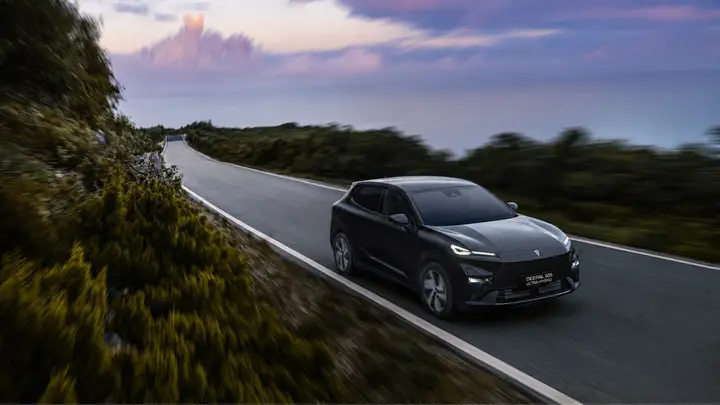 Changan Deepal S05 Ultra-Hybrid preto em movimento numa estrada rodeada por vegetação